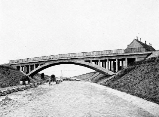Zweigelenkbrücke zur Überführung der Höheweges (Quelle: Kraftwagenstraße Köln-Bonn, S. 18)