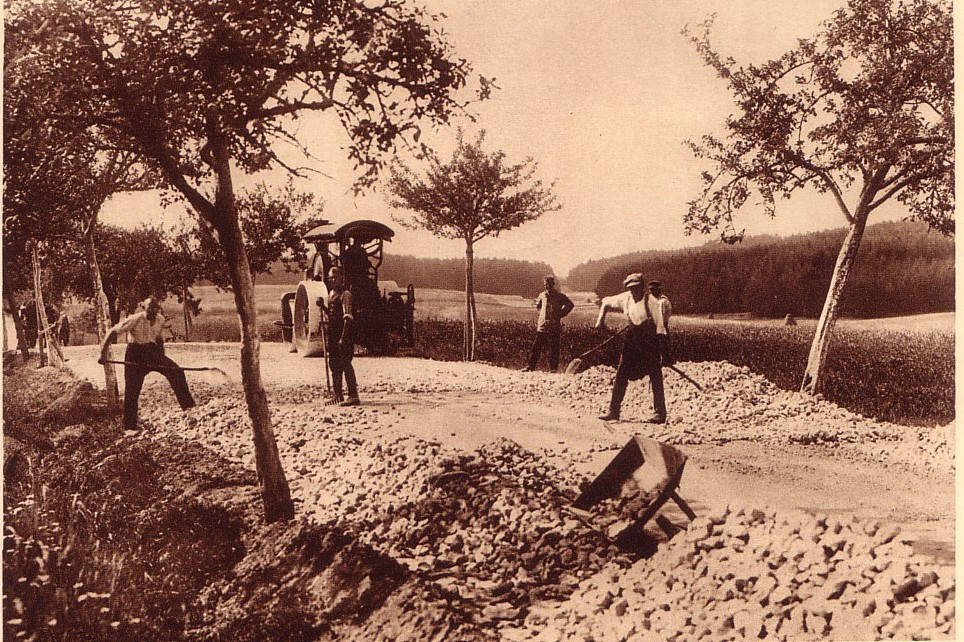 Schottereinbau an der auf rund 8 m verbreiterten Staatsstraße Ansbach - Nürnberg, um 1926 (Quelle: STRABAG. Neuzeitlicher Straßenbau, Köln 1926/27, S. 30)